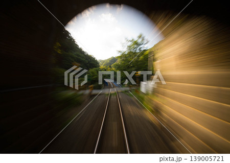 トンネルと線路 139005721