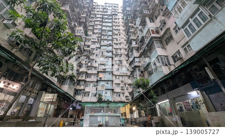 香港のモンスターマンションを見上げる都市風景 139005727