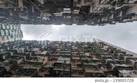 香港のモンスターマンションを見上げる都市風景 139005729