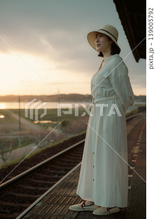 田舎の駅のホームで電車を待つ女性 139005792
