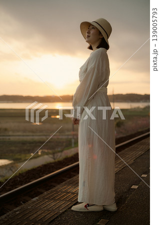 田舎の駅のホームで電車を待つ女性 田舎の駅のホームで電車を待つ女性 139005793