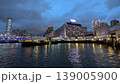 水辺に映る香港の夜景と高層ビル群 139005900