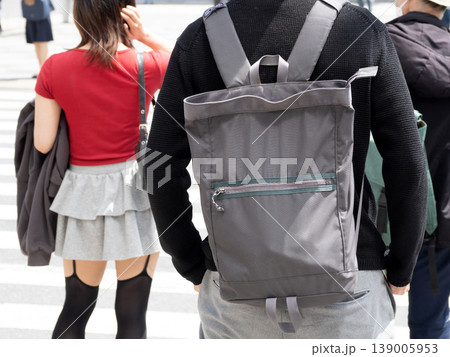 街角でバックパックを背負う人 街角でバックパックを背負う人 139005953
