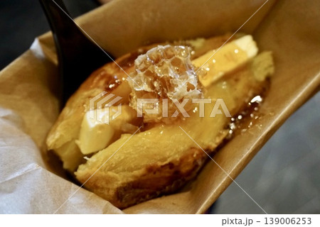韓国ではちみつバターの焼き芋を食べる 韓国ではちみつバターの焼き芋を食べる 139006253