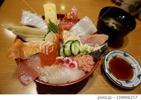 豪華な海鮮丼 豪華な海鮮丼 139006257