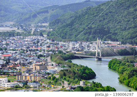 北海道芦別市、空知川に架かる星の降る里大橋と芦別の町並み【5月】 北海道芦別市、空知川に架かる星の降る里大橋と芦別の町並み【5月】 139006297