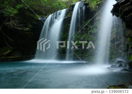 森の中に現れる美しい滝の風景・シルクのような流れと苔むした岩肌の景観 森の中に現れる美しい滝の風景・シルクのような流れと苔むした岩肌の景観 139006572