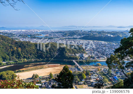 【日本100名城】岩国城の晩秋の風景 城跡から見た岩国市街1 山口県岩国市 【日本100名城】岩国城の晩秋の風景 城跡から見た岩国市街1 山口県岩国市 139006576