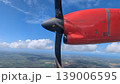 上空を飛ぶプロペラ機の窓から見た景色 139006595