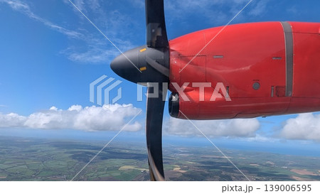 上空を飛ぶプロペラ機の窓から見た景色 上空を飛ぶプロペラ機の窓から見た景色 139006595