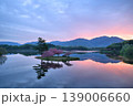 滋賀県日野川ダムの”浮島の八重桜”と朝焼け 139006660