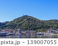 函館港若松埠頭から望む函館山 139007055
