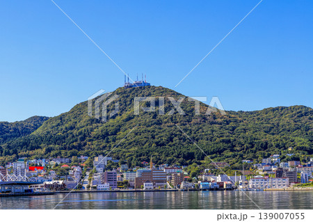 函館港若松埠頭から望む函館山 函館港若松埠頭から望む函館山 139007055