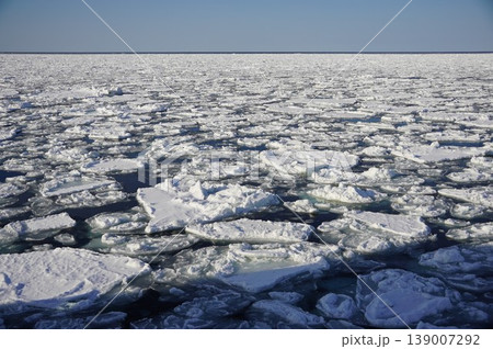 流氷押し寄せる流氷 流氷押し寄せる流氷 139007292