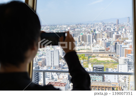 展望台　スマホ　男性 139007351