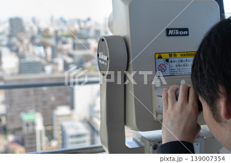 双眼鏡を覗く男性 双眼鏡を覗く男性 139007354