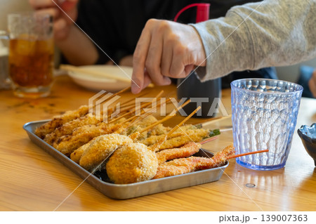 昼飲みをする男性 139007363