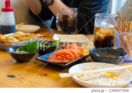 昼飲みをする男性 昼飲みをする男性 139007369