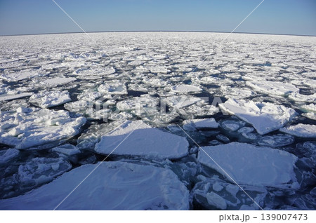 流氷押し寄せる流氷 139007473