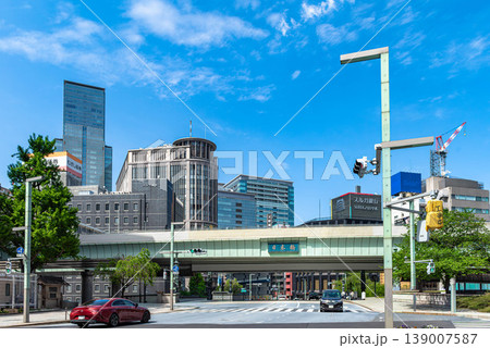 東京都中央区 日本橋と背景のビル群の都市風景 東京都中央区 日本橋と背景のビル群の都市風景 139007587