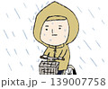 雨の日にレインコートを着て自転車に乗る人 139007758