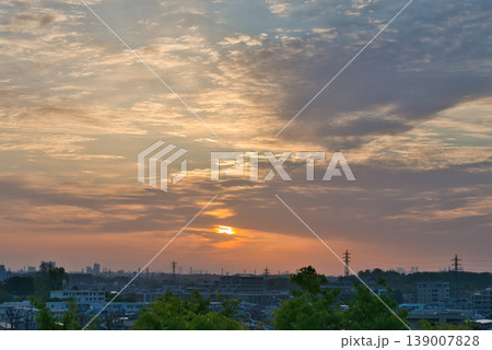 オレンジ色に染まる空　住宅街の上空に広がる朝焼け　日の出　住宅地の朝　早朝　朝焼け　朝日　太陽 139007828