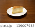 お皿の上の1ピースのスフレチーズケーキ 139007932