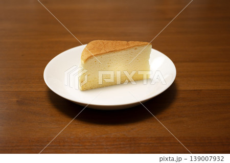 お皿の上の1ピースのスフレチーズケーキ お皿の上の1ピースのスフレチーズケーキ 139007932