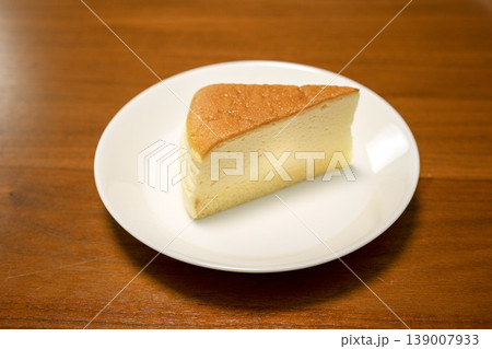 お皿の上の1ピースのスフレチーズケーキ 139007933