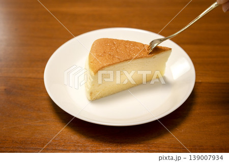 お皿の上の1ピースのスフレチーズケーキ 139007934