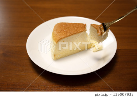 お皿の上の1ピースのスフレチーズケーキ 139007935
