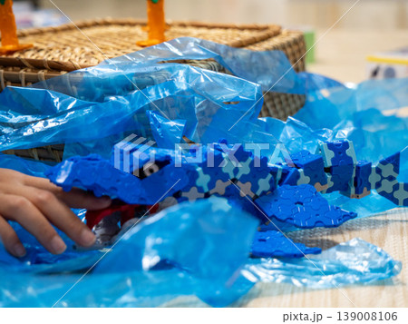 青いブロックのおもちゃで遊ぶ子どもとプラスチック素材のイメージ 青いブロックのおもちゃで遊ぶ子どもとプラスチック素材のイメージ 139008106