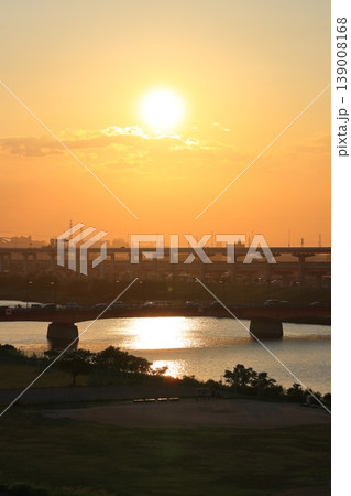 荒川夕景・西新井橋と首都高速環状線【東京都足立区】 荒川夕景・西新井橋と首都高速環状線【東京都足立区】 139008168