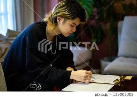 書類に記入するクリエイティブな雰囲気の若い男性 139008302