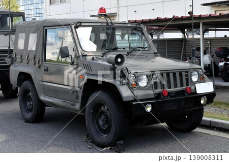 停車する73式小型トラック 139008311