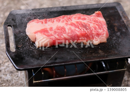 ミニ鉄板で焼く黒毛和牛焼肉 ミニ鉄板で焼く黒毛和牛焼肉 139008805