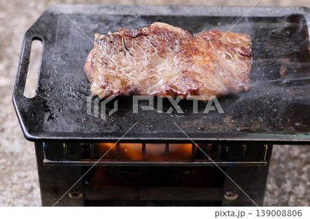 ミニ鉄板で焼く黒毛和牛焼肉 139008806