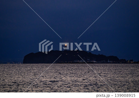 夜の海にかすかに見える江の島 139008915