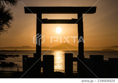 鳥居の向こうに見える富士山に沈みそうな夕陽 鳥居の向こうに見える富士山に沈みそうな夕陽 139008920