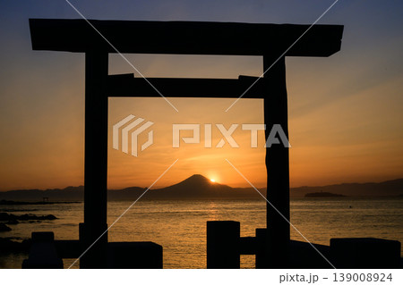 富士山に沈む夕陽を鳥居越しに 富士山に沈む夕陽を鳥居越しに 139008924
