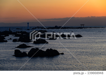 夕暮れ時の裕次郎灯台 夕暮れ時の裕次郎灯台 139008948