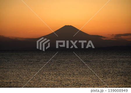 日没後の葉山からのシルエット富士 139008949