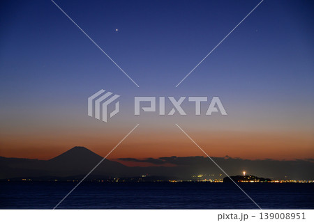 シルエット富士と金星と江の島灯台の灯り シルエット富士と金星と江の島灯台の灯り 139008951