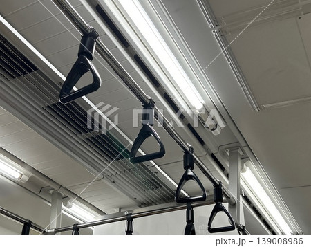 下から見た電車の吊り革(天井) 下から見た電車の吊り革(天井) 139008986