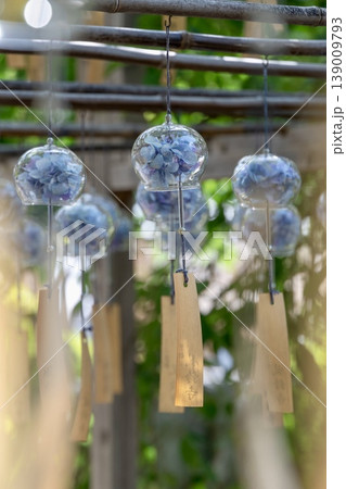 紫陽花入り風鈴が揺れる夏の和風風景 139009793