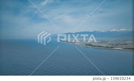 霞のかかった富山県東部下新川海岸周辺の離岸堤や防波堤や防風林などの風景 霞のかかった富山県東部下新川海岸周辺の離岸堤や防波堤や防風林などの風景 139010234