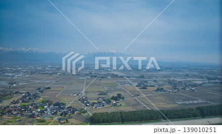 霞のかかった富山県東部下新川海岸周辺の離岸堤や防波堤や防風林などの風景 139010251