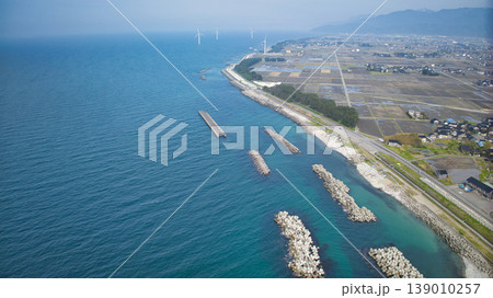 霞のかかった富山県東部下新川海岸周辺の離岸堤や防波堤や防風林などの風景 霞のかかった富山県東部下新川海岸周辺の離岸堤や防波堤や防風林などの風景 139010257