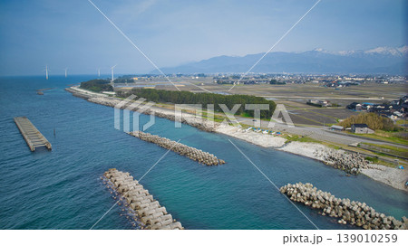 霞のかかった富山県東部下新川海岸周辺の離岸堤や防波堤や防風林などの風景 霞のかかった富山県東部下新川海岸周辺の離岸堤や防波堤や防風林などの風景 139010259
