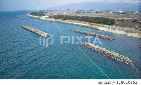 霞のかかった富山県東部下新川海岸周辺の離岸堤や防波堤や防風林などの風景 霞のかかった富山県東部下新川海岸周辺の離岸堤や防波堤や防風林などの風景 139010262